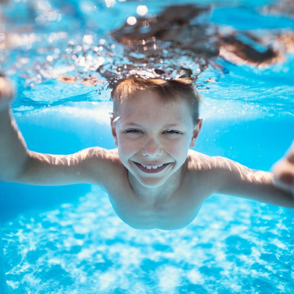 Mantenha sua piscina limpa e saudável com nossas dicas de especialistas para limpeza de piscina. Aprenda sobre a importância da manutenção da piscina, métodos comuns de limpeza e serviços profissionais de limpeza de piscinas.